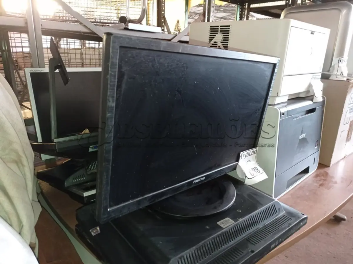 LOTE 088 - 07 MONITORES LCD MARCAS E MODELOS DIVERSOS PARA RETIRADA DE PEÇAS E 01 BASE PARA MONITOR. (NO ESTADO) ATENÇÃO! FAZER A VISITAÇÃO ANTES DE ARREMATAR, NÃO SABEMOS SE FUNCIONA. LEILÃO NÃO TEM GARANTIA E NEM DEVOLUÇÃO, SUJEITO A POSSÍVEIS AVARIAS VISÍVEIS/OCULTAS E/OU AUSÊNCIA DE COMPONENTES.