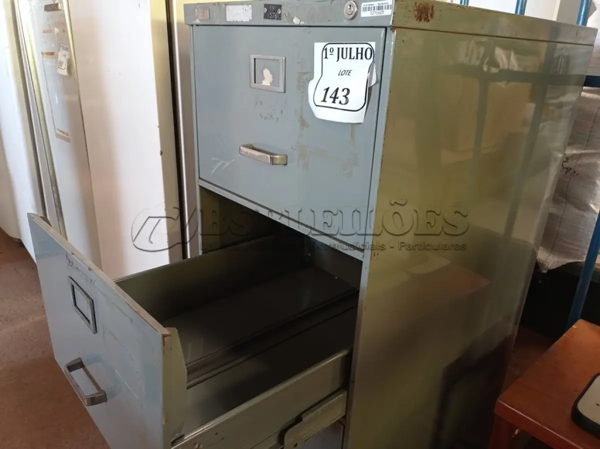 LOTE 143 - 01 ARQUIVO DE AÇO COM 04 GAVETAS. (NO ESTADO) ATENÇÃO! FAZER A VISITAÇÃO ANTES DE ARREMATAR, NÃO SABEMOS SE FUNCIONA. LEILÃO NÃO TEM GARANTIA E NEM DEVOLUÇÃO, SUJEITO A POSSÍVEIS AVARIAS VISÍVEIS/OCULTAS E/OU AUSÊNCIA DE COMPONENTES.