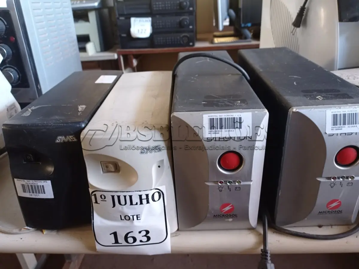 LOTE 163 - 04 NOBREAKS, SENDO 02 SMS 1000VA E 02 STATYON DE 1200VA. (NO ESTADO) ATENÇÃO! FAZER A VISITAÇÃO ANTES DE ARREMATAR, NÃO SABEMOS SE FUNCIONA. LEILÃO NÃO TEM GARANTIA E NEM DEVOLUÇÃO, SUJEITO A POSSÍVEIS AVARIAS VISÍVEIS/OCULTAS E/OU AUSÊNCIA DE COMPONENTES.