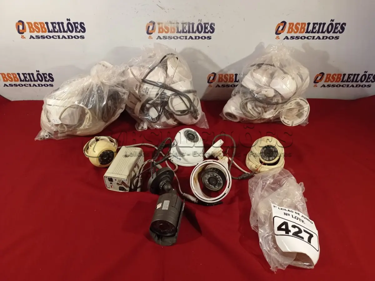 LOTE 427 - 01 LOTE COM CÂMERAS DE SEGURANÇA. (NO ESTADO) ATENÇÃO! FAZER A VISITAÇÃO ANTES DE ARREMATAR, NÃO SABEMOS SE FUNCIONA. LEILÃO NÃO TEM GARANTIA E NEM DEVOLUÇÃO, SUJEITO A POSSÍVEIS AVARIAS VISÍVEIS/OCULTAS E/OU AUSÊNCIA DE COMPONENTES.