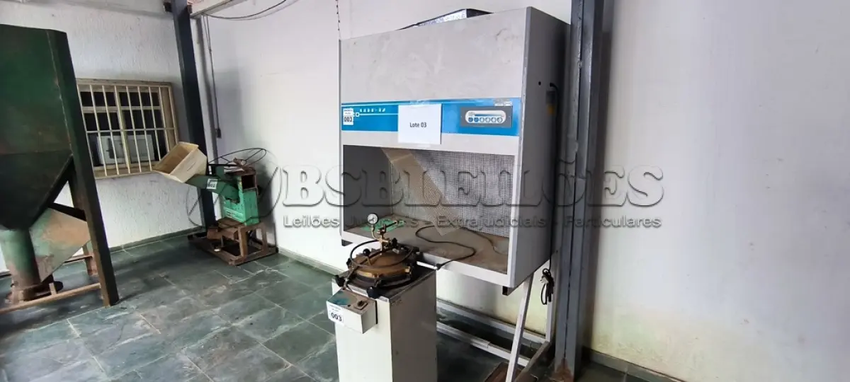 LOTE 003 - UM AUTOCLAVE VERTICAL USO VETERINARIO E 01 BALCAO CAPELA DE FLUXO LAMINAR USO VETERINARIO. (NO ESTADO)