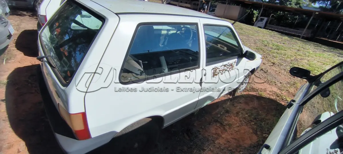 LOTE 006 - 01 FIAT UNO MILLE FIRE FLEX; PLACA: JGO-6298; ANO: 2005. CHASSI: 9BD15802764754167, RENAVAM: 00865842256 (VEÍCULO ESTÁ COM A FRENTE BATIDA (FARÓIS, PARACHOQUE, RADIADOR, GRADE DO PARACHOQUE QUEBRADOS, CAPÔ, PARALAMAS, PAINEL FRONTAL AMASSADOS, NÃO FUNCIONOU MAIS APÓS A COLISÃO. (NO ESTADO)