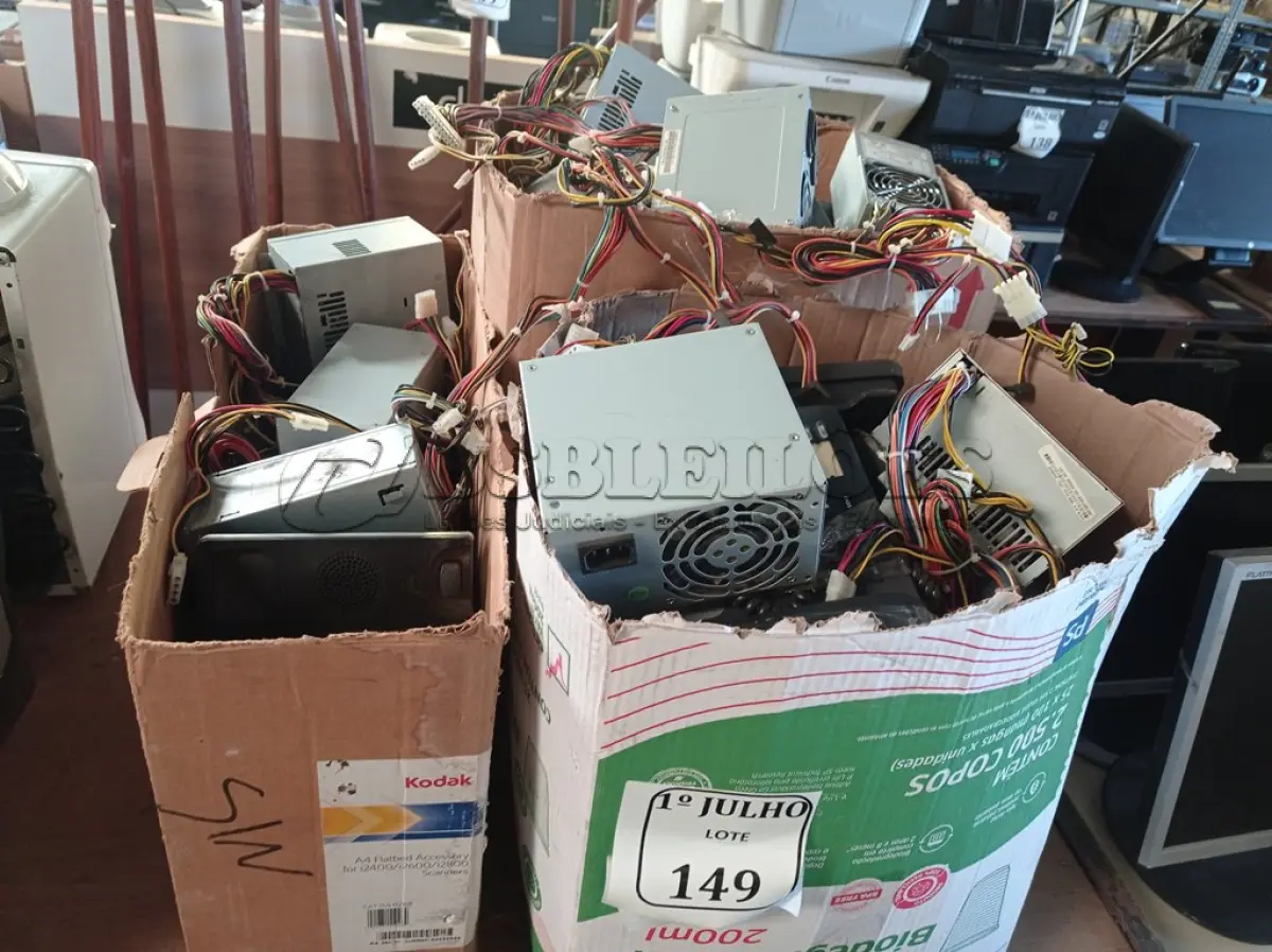 LOTE 149 - 01 LOTE COM FONTES PARA COMPUTADORES, TELEFONES E TECLADOS. (NO ESTADO) ATENÇÃO! FAZER A VISITAÇÃO ANTES DE ARREMATAR, NÃO SABEMOS SE FUNCIONA. LEILÃO NÃO TEM GARANTIA E NEM DEVOLUÇÃO, SUJEITO A POSSÍVEIS AVARIAS VISÍVEIS/OCULTAS E/OU AUSÊNCIA DE COMPONENTES.
