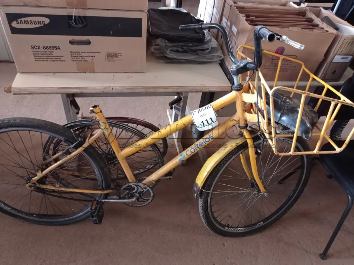 LOTE 111 - 01 BICICLETA CARGUEIRA E 02 RODAS. (NO ESTADO) ATENÇÃO! FAZER A VISITAÇÃO ANTES DE ARREMATAR, NÃO SABEMOS SE FUNCIONA. LEILÃO NÃO TEM GARANTIA E NEM DEVOLUÇÃO, SUJEITO A POSSÍVEIS AVARIAS VISÍVEIS/OCULTAS E/OU AUSÊNCIA DE COMPONENTES.