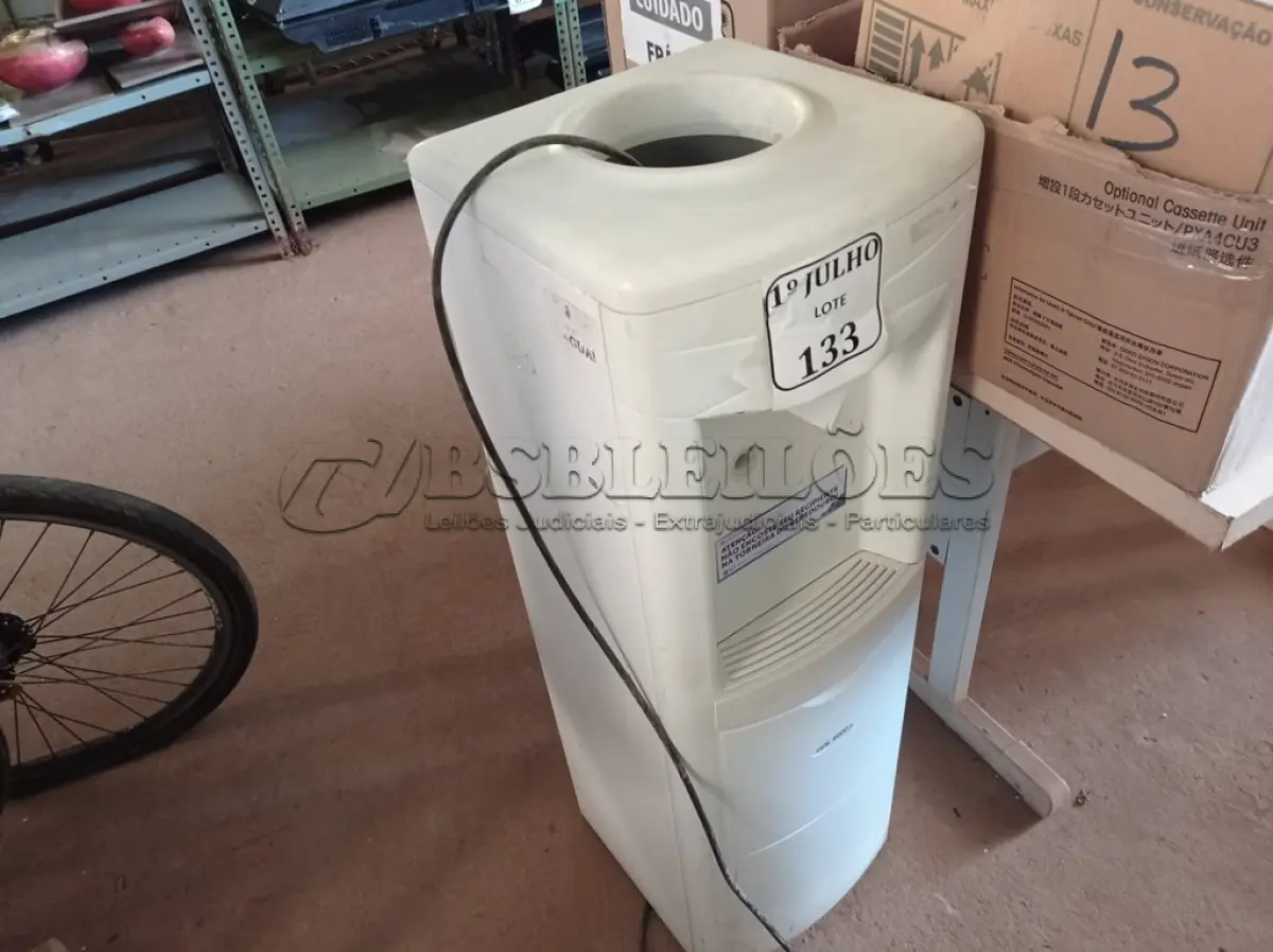 LOTE 133 - 01 BEBEDOURO PARA GARRAFÃO IBBL.(LIGANDO) (NO ESTADO) ATENÇÃO! FAZER A VISITAÇÃO ANTES DE ARREMATAR, NÃO SABEMOS SE FUNCIONA. LEILÃO NÃO TEM GARANTIA E NEM DEVOLUÇÃO, SUJEITO A POSSÍVEIS AVARIAS VISÍVEIS/OCULTAS E/OU AUSÊNCIA DE COMPONENTES.
