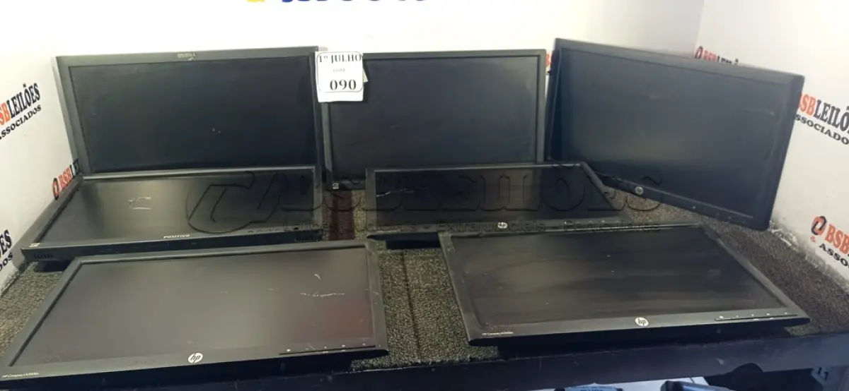 LOTE 090 - 04 MONITORES LCD MARCAS HP E POSITIVO PARA RETIRADA DE PEÇAS. (NO ESTADO) ATENÇÃO! FAZER A VISITAÇÃO ANTES DE ARREMATAR, NÃO SABEMOS SE FUNCIONA. LEILÃO NÃO TEM GARANTIA E NEM DEVOLUÇÃO, SUJEITO A POSSÍVEIS AVARIAS VISÍVEIS/OCULTAS E/OU AUSÊNCIA DE COMPONENTES.