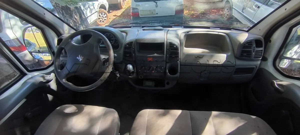 LOTE 026 - 01 VAN PEUGEOT BOXER NIKS 16; PLACA: JHP-7922; ANO: 2009. CHASSI: 936ZCXMNCA2048486, RENAVAM: 00198883820; (VEÍCULO AMASSADO NO TETO NA FRENTE E TRASERIRA, AR-CONDICIONADO NÃO FUNCIONA E SUPORTE DO COMPRESSOR DO A/C QUEBRADO, SUSPENSÃO DIANTEIRA FAZENDO MUITO BARULHO) (NO ESTADO)