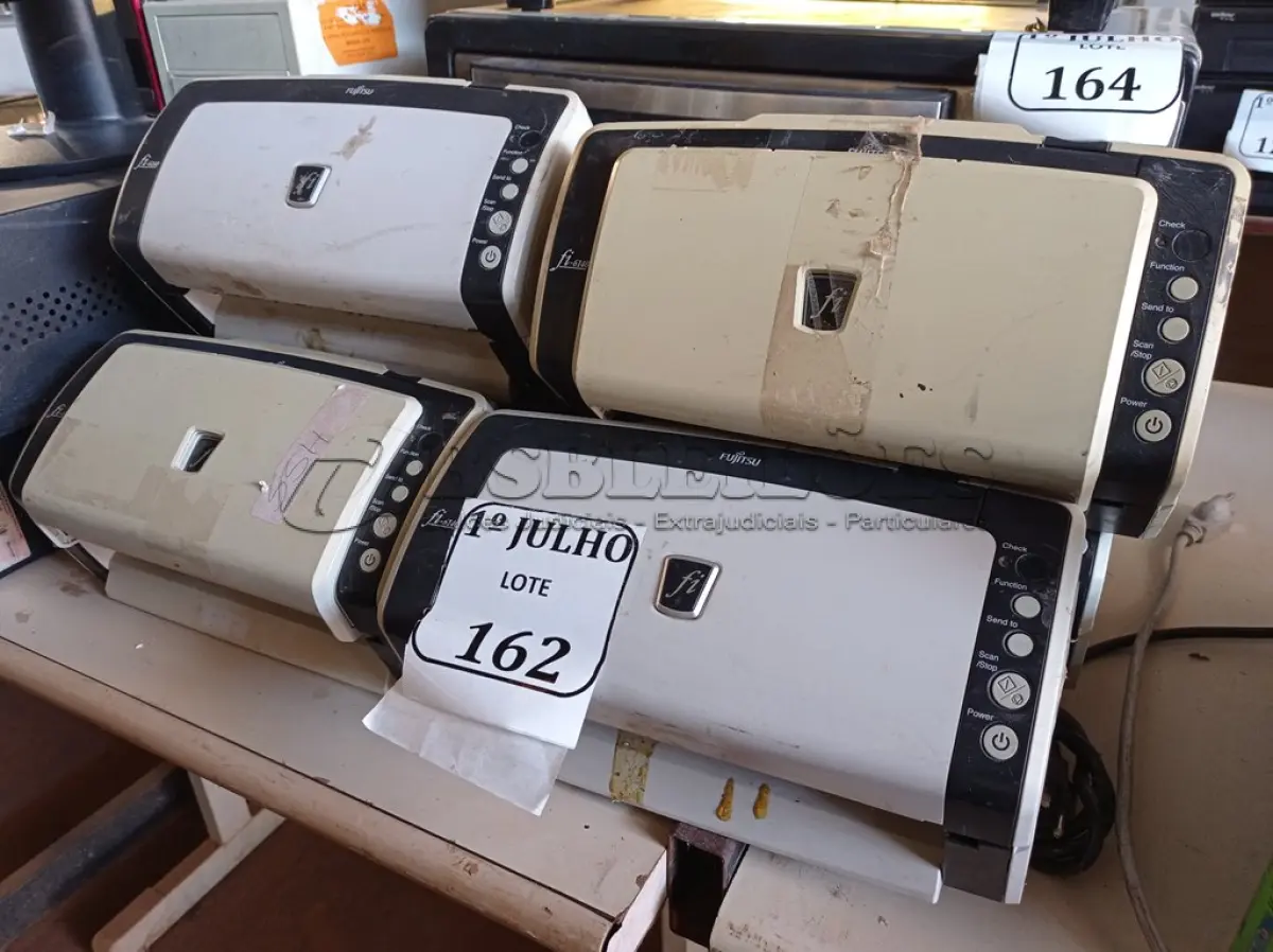 LOTE 162 - 06 SCANNERS MARCAS E MODELOS DIVERSOS E 02 FONTES. (NO ESTADO) ATENÇÃO! FAZER A VISITAÇÃO ANTES DE ARREMATAR, NÃO SABEMOS SE FUNCIONA. LEILÃO NÃO TEM GARANTIA E NEM DEVOLUÇÃO, SUJEITO A POSSÍVEIS AVARIAS VISÍVEIS/OCULTAS E/OU AUSÊNCIA DE COMPONENTES.