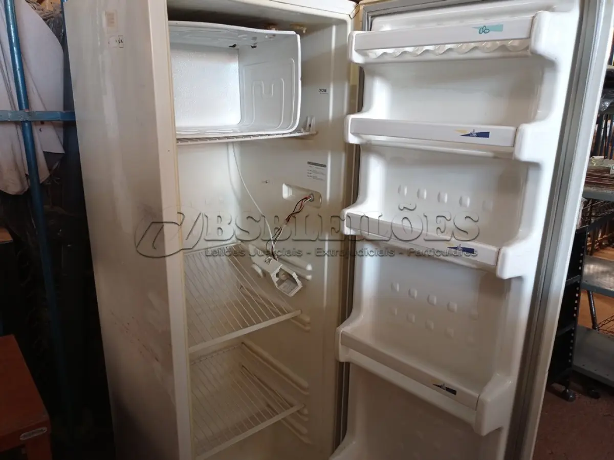 LOTE 104 - 02 SUCATAS DE GELADEIRA. (NO ESTADO) ATENÇÃO! FAZER A VISITAÇÃO ANTES DE ARREMATAR, NÃO SABEMOS SE FUNCIONA. LEILÃO NÃO TEM GARANTIA E NEM DEVOLUÇÃO, SUJEITO A POSSÍVEIS AVARIAS VISÍVEIS/OCULTAS E/OU AUSÊNCIA DE COMPONENTES.