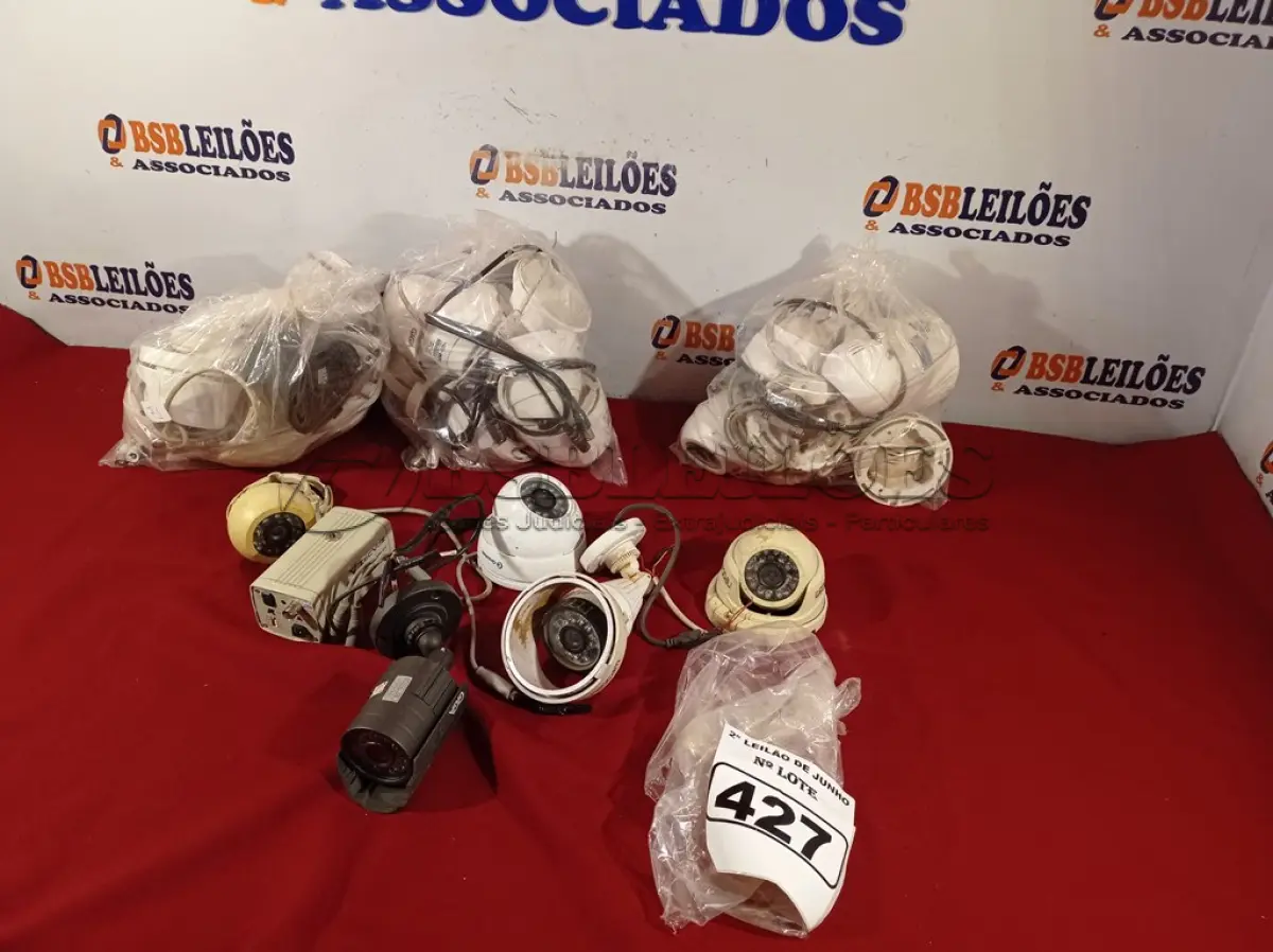 LOTE 427 - 01 LOTE COM CÂMERAS DE SEGURANÇA. (NO ESTADO) ATENÇÃO! FAZER A VISITAÇÃO ANTES DE ARREMATAR, NÃO SABEMOS SE FUNCIONA. LEILÃO NÃO TEM GARANTIA E NEM DEVOLUÇÃO, SUJEITO A POSSÍVEIS AVARIAS VISÍVEIS/OCULTAS E/OU AUSÊNCIA DE COMPONENTES.