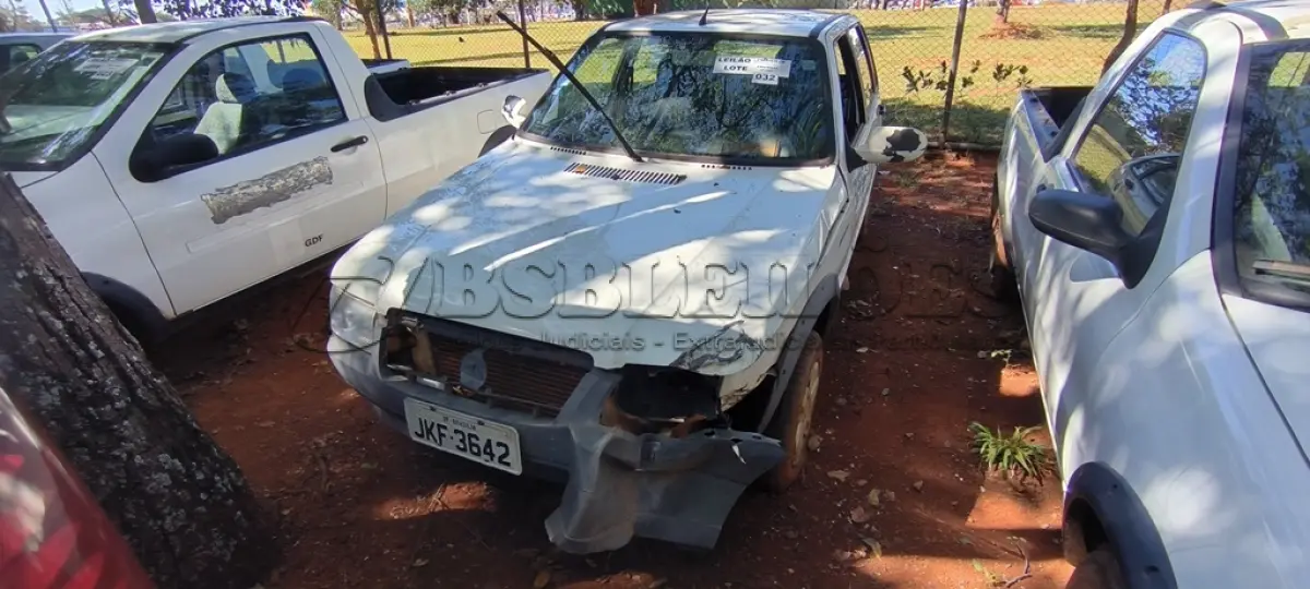 LOTE 032 - 01 FIAT UNO MILLE WAY ECON; PLACA: JKF-3642; ANO: 2012. CHASSI: 9BD15844AD6750550, RENAVAM: 00481409122;  (VEÍCULO BATIDO NA FRENTE (FAROL, PARACHOQUE, GRADE DO PARACHOQUE, MOLDURA DO PARAMA QUEBRADOS) CAPÔ E PARALAMA LE AMASSADOS, VEÍCULO NÃO FUNCIONA BOMBA DE COMBUSTÍVEL). (NO ESTADO)