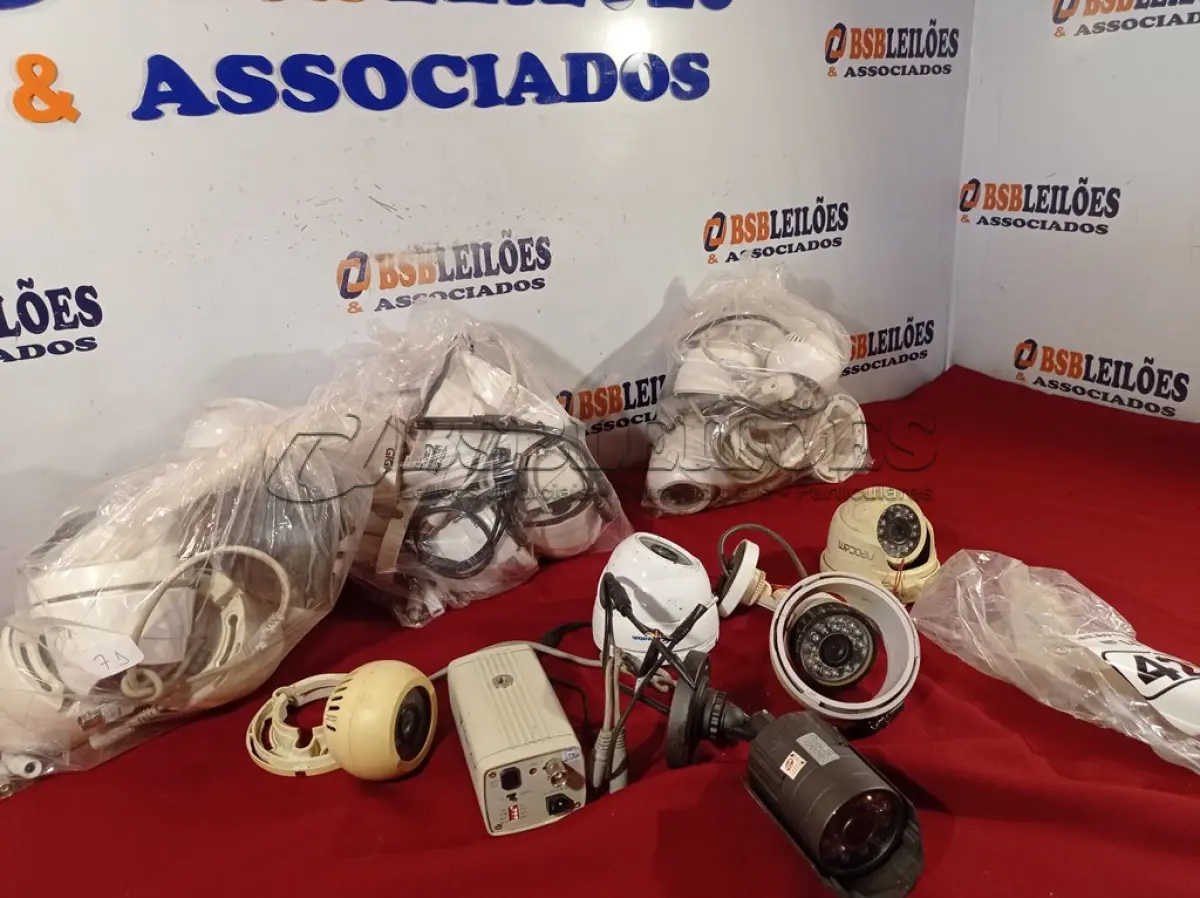 LOTE 427 - 01 LOTE COM CÂMERAS DE SEGURANÇA. (NO ESTADO) ATENÇÃO! FAZER A VISITAÇÃO ANTES DE ARREMATAR, NÃO SABEMOS SE FUNCIONA. LEILÃO NÃO TEM GARANTIA E NEM DEVOLUÇÃO, SUJEITO A POSSÍVEIS AVARIAS VISÍVEIS/OCULTAS E/OU AUSÊNCIA DE COMPONENTES.