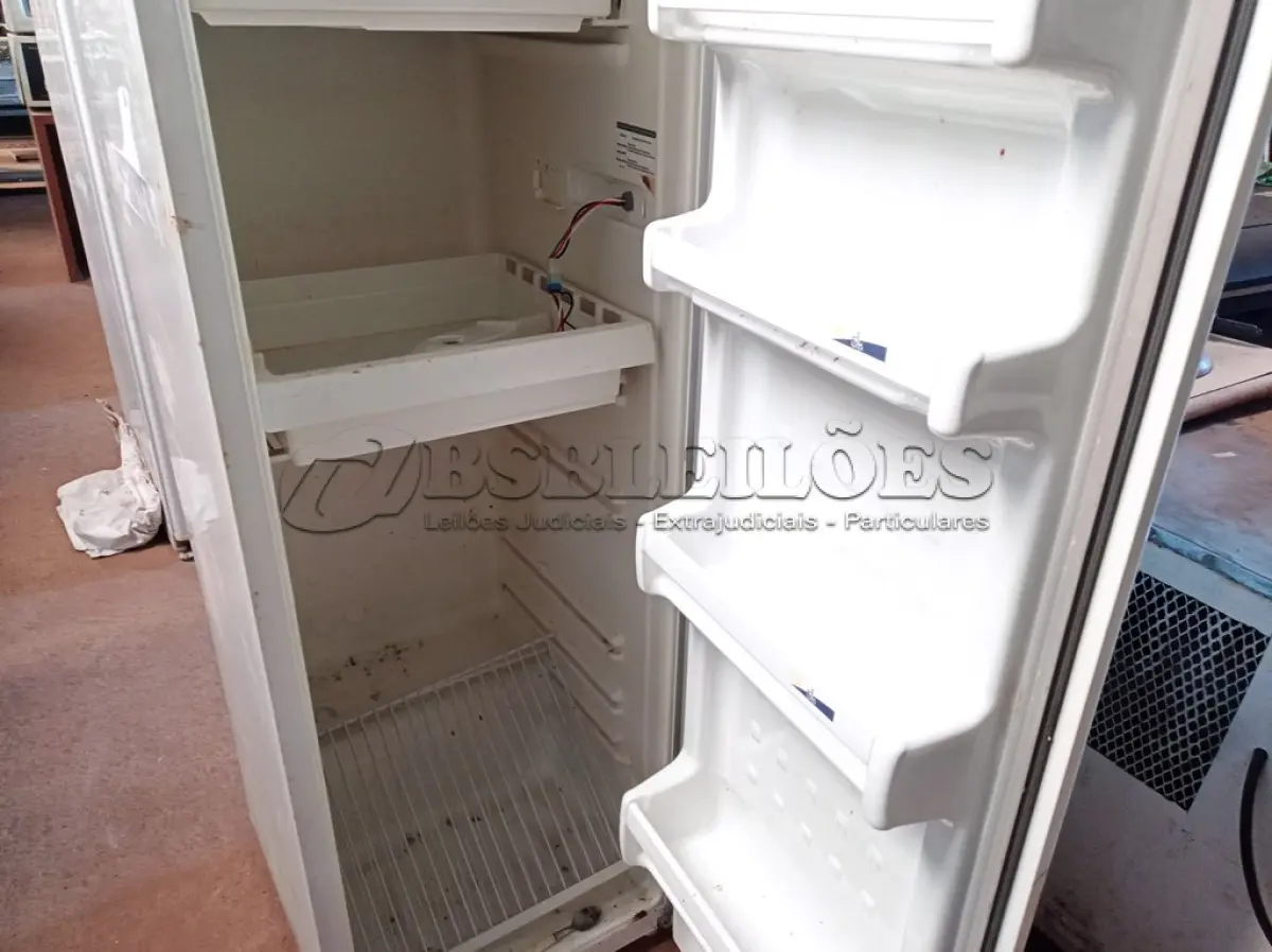 LOTE 193 - 01 REFRIGERADOR PRATICE240 MARCA CONSUL COM DEFEITO. (NO ESTADO) ATENÇÃO! FAZER A VISITAÇÃO ANTES DE ARREMATAR, NÃO SABEMOS SE FUNCIONA. LEILÃO NÃO TEM GARANTIA E NEM DEVOLUÇÃO, SUJEITO A POSSÍVEIS AVARIAS VISÍVEIS/OCULTAS E/OU AUSÊNCIA DE COMPONENTES.