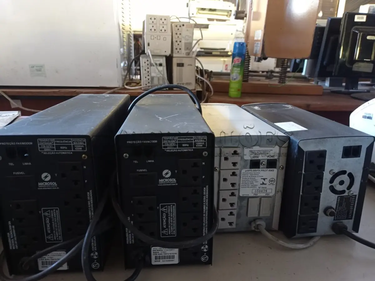 LOTE 163 - 04 NOBREAKS, SENDO 02 SMS 1000VA E 02 STATYON DE 1200VA. (NO ESTADO) ATENÇÃO! FAZER A VISITAÇÃO ANTES DE ARREMATAR, NÃO SABEMOS SE FUNCIONA. LEILÃO NÃO TEM GARANTIA E NEM DEVOLUÇÃO, SUJEITO A POSSÍVEIS AVARIAS VISÍVEIS/OCULTAS E/OU AUSÊNCIA DE COMPONENTES.