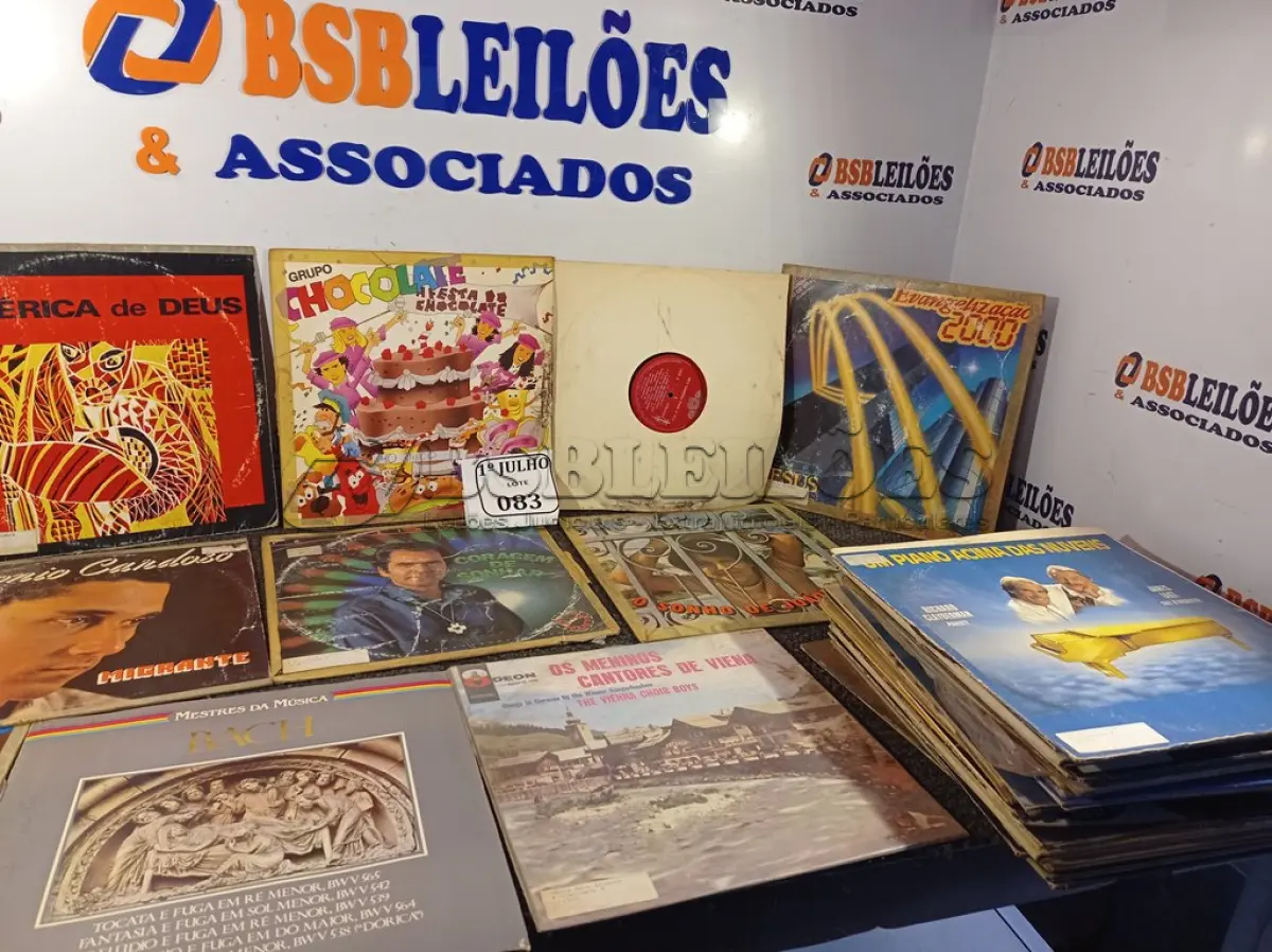 LOTE 083 - 01 LOTE COM DIVERSOS LPS VARIADOS. (NO ESTADO) ATENÇÃO! FAZER A VISITAÇÃO ANTES DE ARREMATAR, NÃO SABEMOS SE FUNCIONA. LEILÃO NÃO TEM GARANTIA E NEM DEVOLUÇÃO, SUJEITO A POSSÍVEIS AVARIAS VISÍVEIS/OCULTAS E/OU AUSÊNCIA DE COMPONENTES.