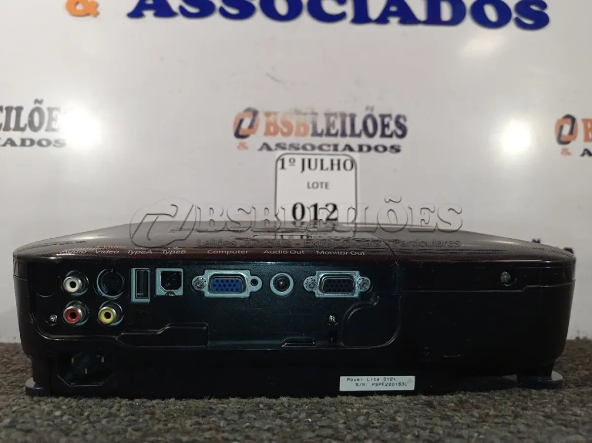 LOTE 012 - 01 PROJETOR LCD MULTIMIDIA MODELO H430A COM CASE MARCA EPSON 220V. (NO ESTADO) ATENÇÃO! FAZER A VISITAÇÃO ANTES DE ARREMATAR, NÃO SABEMOS SE FUNCIONA. LEILÃO NÃO TEM GARANTIA E NEM DEVOLUÇÃO, SUJEITO A POSSÍVEIS AVARIAS VISÍVEIS/OCULTAS E/OU AUSÊNCIA DE COMPONENTES.