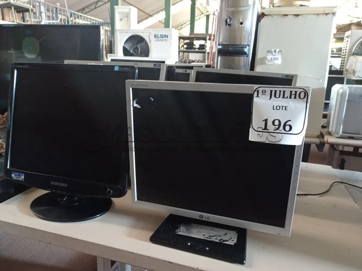 LOTE 196 - 08 MONITORES. (NO ESTADO) ATENÇÃO! FAZER A VISITAÇÃO ANTES DE ARREMATAR, NÃO SABEMOS SE FUNCIONA. LEILÃO NÃO TEM GARANTIA E NEM DEVOLUÇÃO, SUJEITO A POSSÍVEIS AVARIAS VISÍVEIS/OCULTAS E/OU AUSÊNCIA DE COMPONENTES.