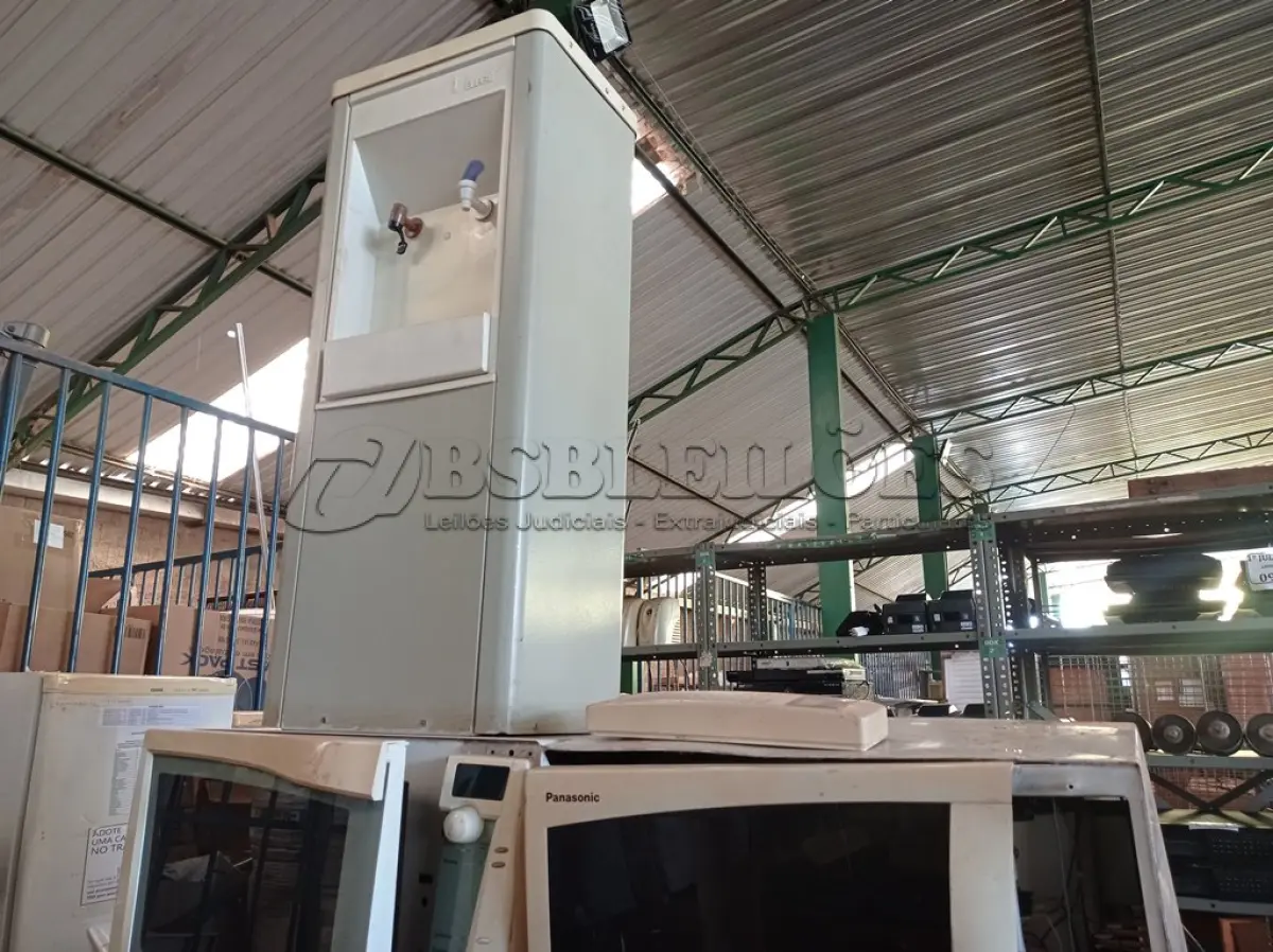 LOTE 141 - 04 MICRO-ONDAS, SENDO 03 COM PRATOS E 01 BEBEDOURO PARA GARRAFÃO. (NO ESTADO) ATENÇÃO! FAZER A VISITAÇÃO ANTES DE ARREMATAR, NÃO SABEMOS SE FUNCIONA. LEILÃO NÃO TEM GARANTIA E NEM DEVOLUÇÃO, SUJEITO A POSSÍVEIS AVARIAS VISÍVEIS/OCULTAS E/OU AUSÊNCIA DE COMPONENTES.