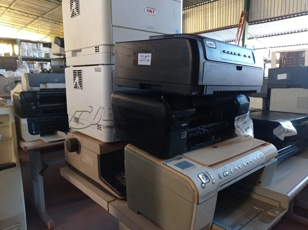 LOTE 179 - 05 IMPRESSORAS, SENDO 01 MATRICIAL E 01 MÁQUINA DE ESCREVER ANTIGA. (NO ESTADO) ATENÇÃO! FAZER A VISITAÇÃO ANTES DE ARREMATAR, NÃO SABEMOS SE FUNCIONA. LEILÃO NÃO TEM GARANTIA E NEM DEVOLUÇÃO, SUJEITO A POSSÍVEIS AVARIAS VISÍVEIS/OCULTAS E/OU AUSÊNCIA DE COMPONENTES.