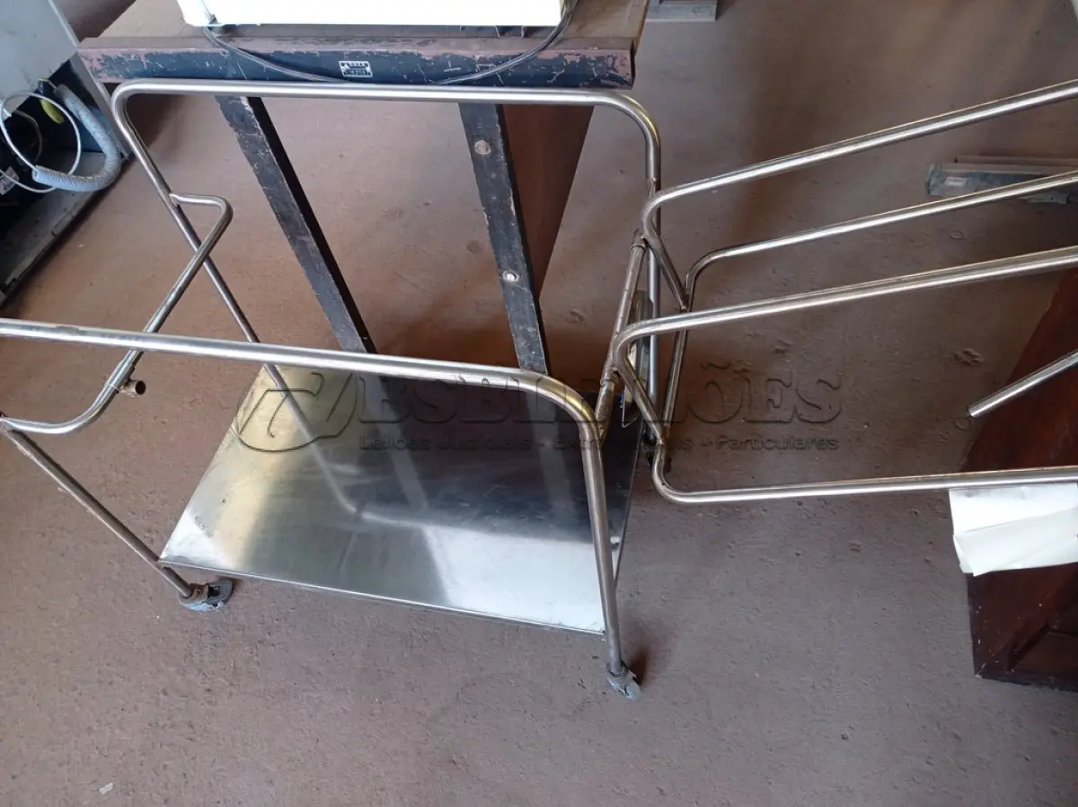 LOTE 169 - 01 CARRINHO EM INOX COM RODINHAS. (NO ESTADO) ATENÇÃO! FAZER A VISITAÇÃO ANTES DE ARREMATAR, NÃO SABEMOS SE FUNCIONA. LEILÃO NÃO TEM GARANTIA E NEM DEVOLUÇÃO, SUJEITO A POSSÍVEIS AVARIAS VISÍVEIS/OCULTAS E/OU AUSÊNCIA DE COMPONENTES.