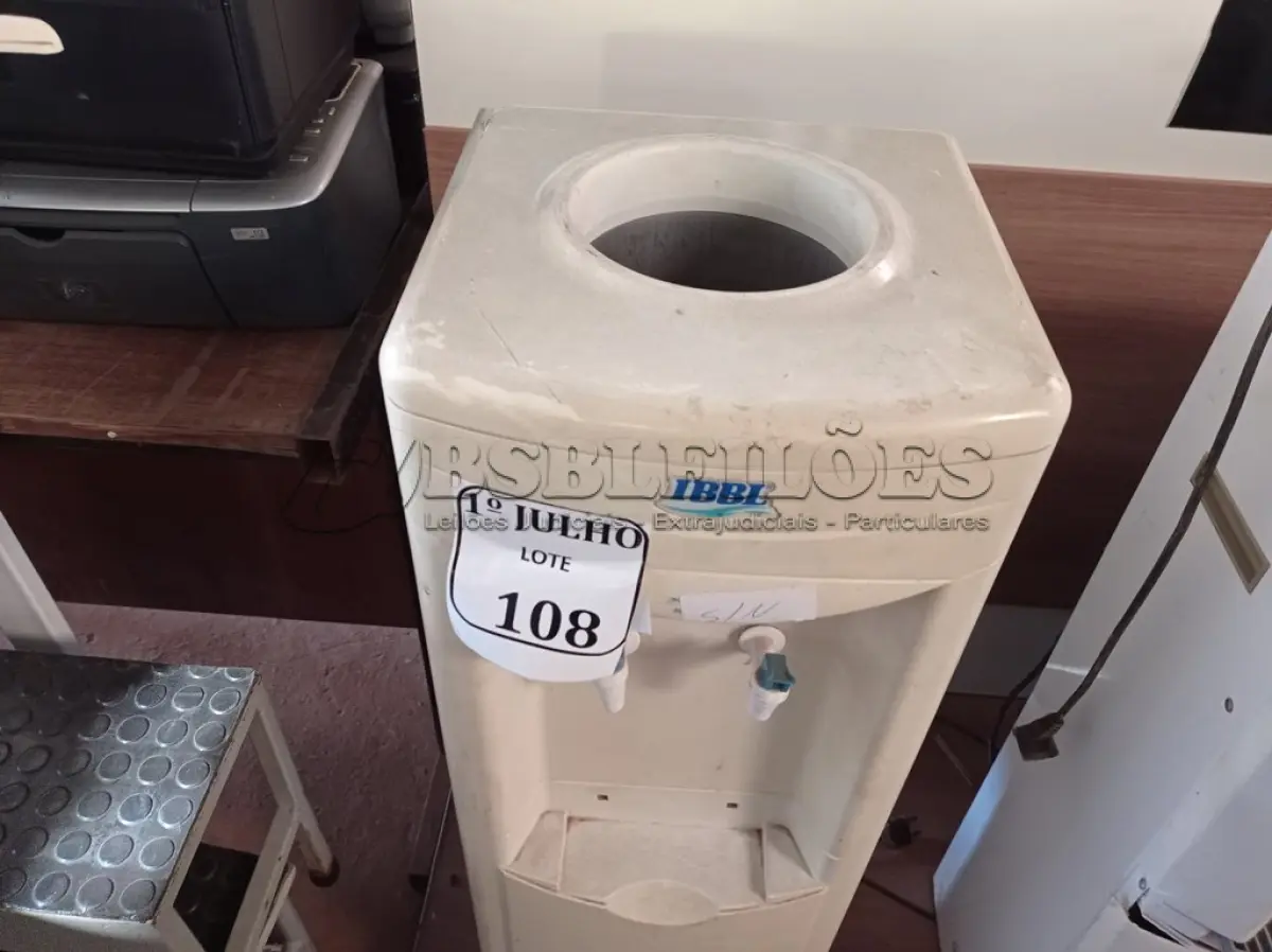 LOTE 108 - 01 BEBEDOURO PARA GARRAFÃO IBBL, APENAS 01 LIGANDO. (NO ESTADO) ATENÇÃO! FAZER A VISITAÇÃO ANTES DE ARREMATAR, NÃO SABEMOS SE FUNCIONA. LEILÃO NÃO TEM GARANTIA E NEM DEVOLUÇÃO, SUJEITO A POSSÍVEIS AVARIAS VISÍVEIS/OCULTAS E/OU AUSÊNCIA DE COMPONENTES.