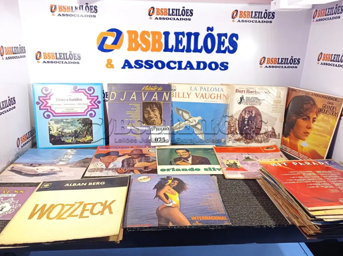 LOTE 075 - 01 LOTE COM DIVERSOS LPS VARIADOS. (NO ESTADO) ATENÇÃO! FAZER A VISITAÇÃO ANTES DE ARREMATAR, NÃO SABEMOS SE FUNCIONA. LEILÃO NÃO TEM GARANTIA E NEM DEVOLUÇÃO, SUJEITO A POSSÍVEIS AVARIAS VISÍVEIS/OCULTAS E/OU AUSÊNCIA DE COMPONENTES.