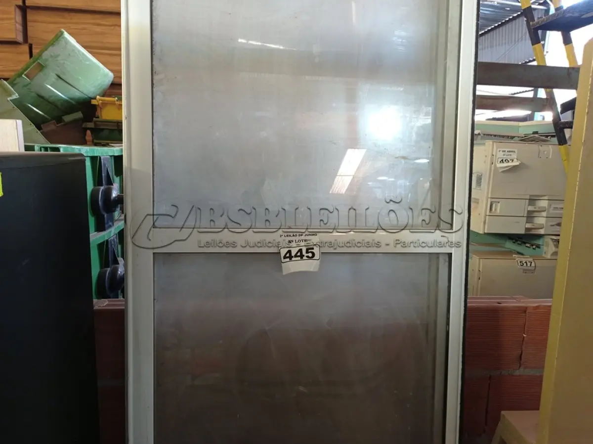 LOTE 445 - 04 PORTAS SENDO 03 DE CORRER. (NO ESTADO) ATENÇÃO! FAZER A VISITAÇÃO ANTES DE ARREMATAR, NÃO SABEMOS SE FUNCIONA. LEILÃO NÃO TEM GARANTIA E NEM DEVOLUÇÃO, SUJEITO A POSSÍVEIS AVARIAS VISÍVEIS/OCULTAS E/OU AUSÊNCIA DE COMPONENTES.