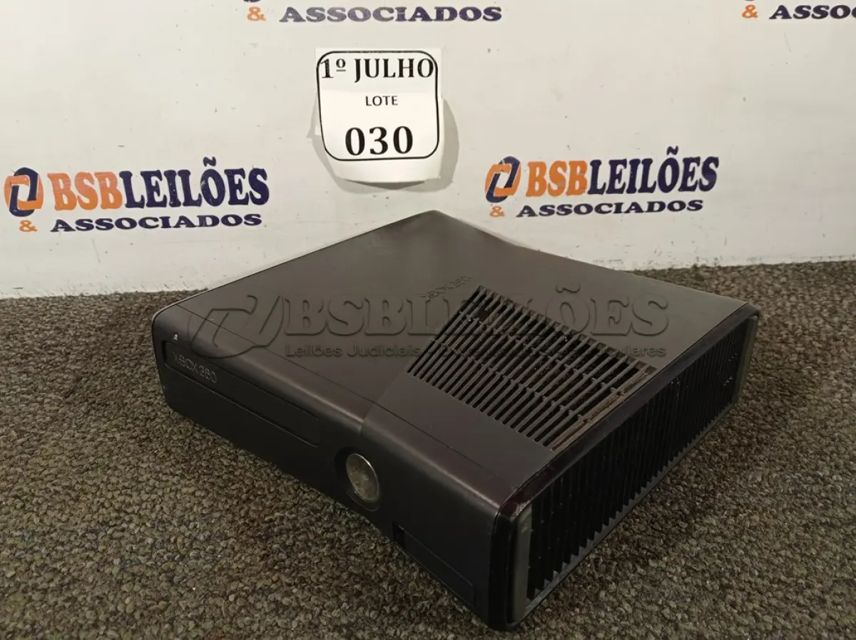 LOTE 030 - 01 XBOX 360 SEM CABOS, FONTES E CONTROLE.  (NO ESTADO) ATENÇÃO! FAZER A VISITAÇÃO ANTES DE ARREMATAR, NÃO SABEMOS SE FUNCIONA. LEILÃO NÃO TEM GARANTIA E NEM DEVOLUÇÃO, SUJEITO A POSSÍVEIS AVARIAS VISÍVEIS/OCULTAS E/OU AUSÊNCIA DE COMPONENTES.