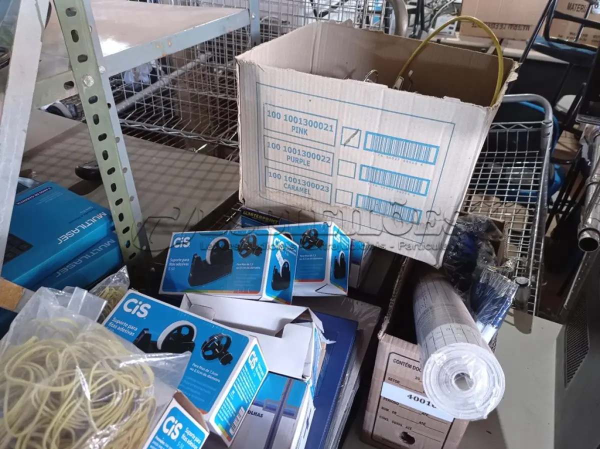 LOTE 054 - 01 LOTE COM DIVERSOS MATERIAIS PARA ESCRITÓRIO. (NO ESTADO) ATENÇÃO! FAZER A VISITAÇÃO ANTES DE ARREMATAR, NÃO SABEMOS SE FUNCIONA. LEILÃO NÃO TEM GARANTIA E NEM DEVOLUÇÃO, SUJEITO A POSSÍVEIS AVARIAS VISÍVEIS/OCULTAS E/OU AUSÊNCIA DE COMPONENTES.