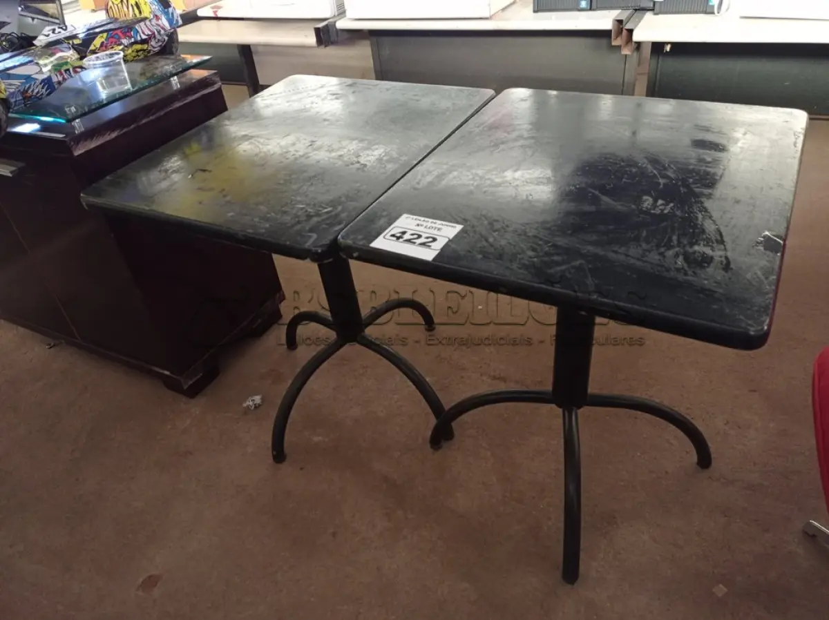 LOTE 422 - 02 MESAS DE BAR NA COR PRETA COM BASE DE FERRO. (NO ESTADO) ATENÇÃO! FAZER A VISITAÇÃO ANTES DE ARREMATAR, NÃO SABEMOS SE FUNCIONA. LEILÃO NÃO TEM GARANTIA E NEM DEVOLUÇÃO, SUJEITO A POSSÍVEIS AVARIAS VISÍVEIS/OCULTAS E/OU AUSÊNCIA DE COMPONENTES.