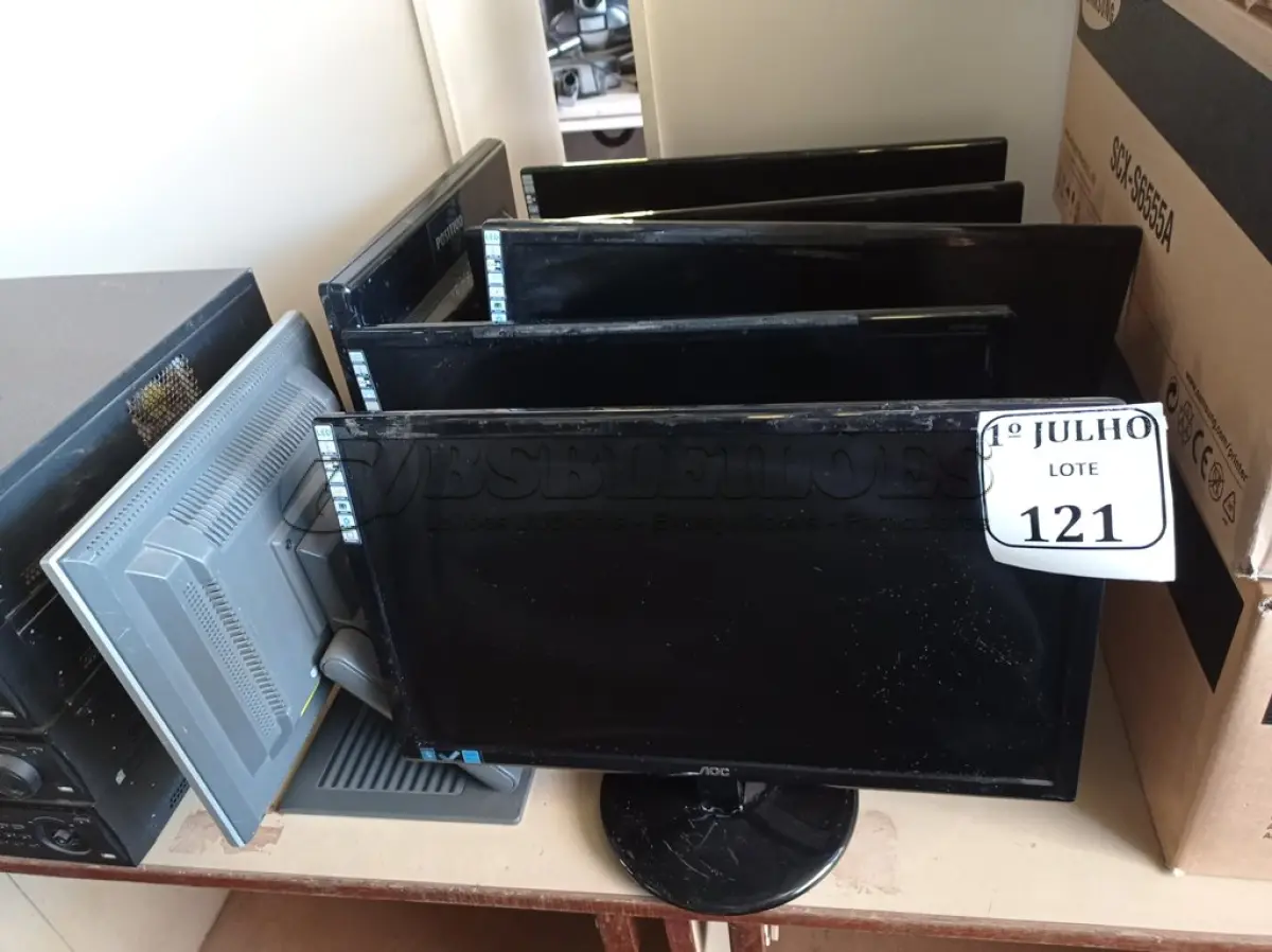 LOTE 121 - 07 MONITORES PARA RETIRADA DE PEÇAS. (NO ESTADO) ATENÇÃO! FAZER A VISITAÇÃO ANTES DE ARREMATAR, NÃO SABEMOS SE FUNCIONA. LEILÃO NÃO TEM GARANTIA E NEM DEVOLUÇÃO, SUJEITO A POSSÍVEIS AVARIAS VISÍVEIS/OCULTAS E/OU AUSÊNCIA DE COMPONENTES.