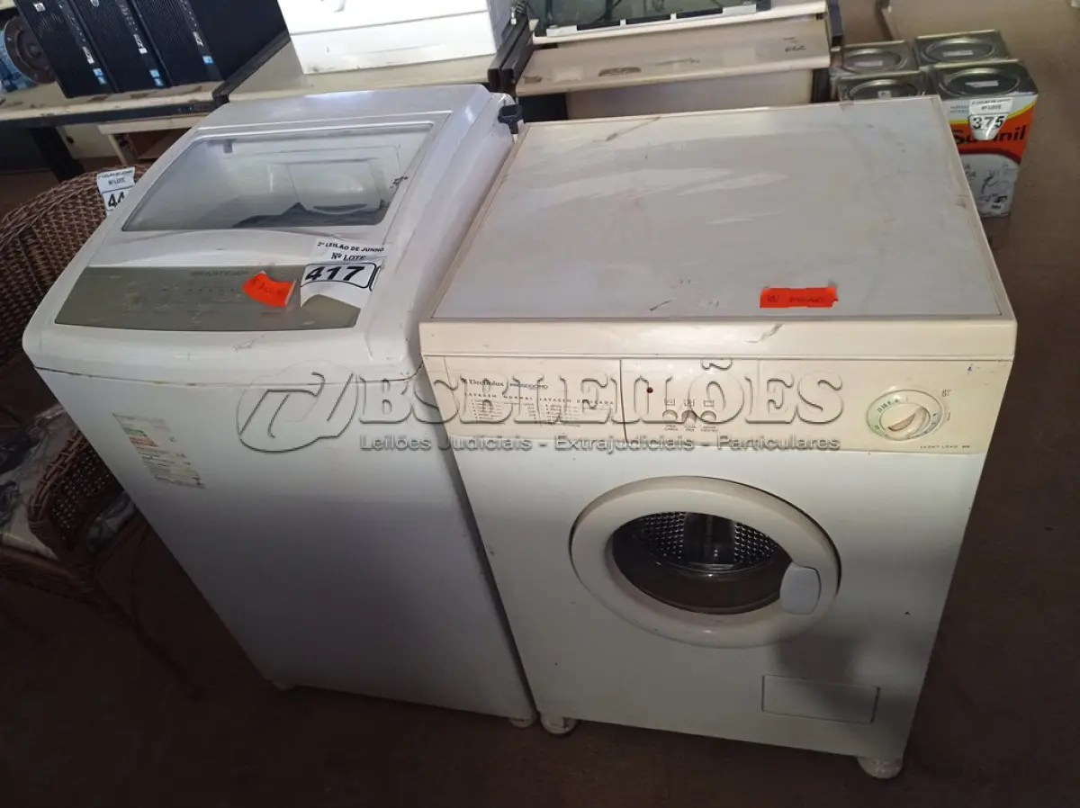LOTE 417 - 02 MÁQUINAS DE LAVAR, SENDO 01 MARCA ELECTROLUX 5KG E 01 BRASTEMP 6KG. (NO ESTADO) ATENÇÃO! FAZER A VISITAÇÃO ANTES DE ARREMATAR, NÃO SABEMOS SE FUNCIONA. LEILÃO NÃO TEM GARANTIA E NEM DEVOLUÇÃO, SUJEITO A POSSÍVEIS AVARIAS VISÍVEIS/OCULTAS E/OU AUSÊNCIA DE COMPONENTES.