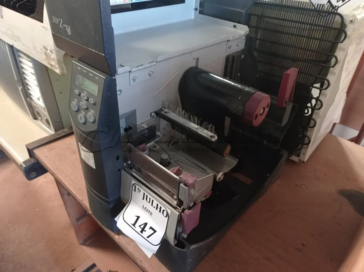 LOTE 147 - 01 IMPRESSORA DE ETIQUETAS Z4M MARCA ZEBRA. (NO ESTADO) ATENÇÃO! FAZER A VISITAÇÃO ANTES DE ARREMATAR, NÃO SABEMOS SE FUNCIONA. LEILÃO NÃO TEM GARANTIA E NEM DEVOLUÇÃO, SUJEITO A POSSÍVEIS AVARIAS VISÍVEIS/OCULTAS E/OU AUSÊNCIA DE COMPONENTES.