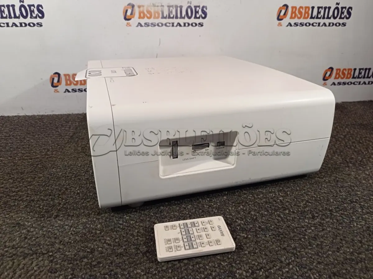 LOTE 020 - 01 PROJETOR LCD MULTIMIDIA, MODELO: PLV-Z2000 MARCA SANYO COM CONTROLE 220V. (NO ESTADO) ATENÇÃO! FAZER A VISITAÇÃO ANTES DE ARREMATAR, NÃO SABEMOS SE FUNCIONA. LEILÃO NÃO TEM GARANTIA E NEM DEVOLUÇÃO, SUJEITO A POSSÍVEIS AVARIAS VISÍVEIS/OCULTAS E/OU AUSÊNCIA DE COMPONENTES.