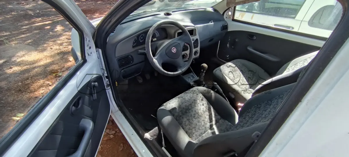 LOTE 018 - 01 FIAT STRADA PICK UP FIRE FLEX; PLACA: JIF-1564; ANO: 2009. CHASSI: 9BD27803M97161682, RENAVAM: 00148257402; (VEÍCULO NÃO FUNCIONA, CORREIA DENTADA QUEBRADA, VEÍCULO FALTANDO RETROVISORES EXTERNOS LD/LE) (NO ESTADO)