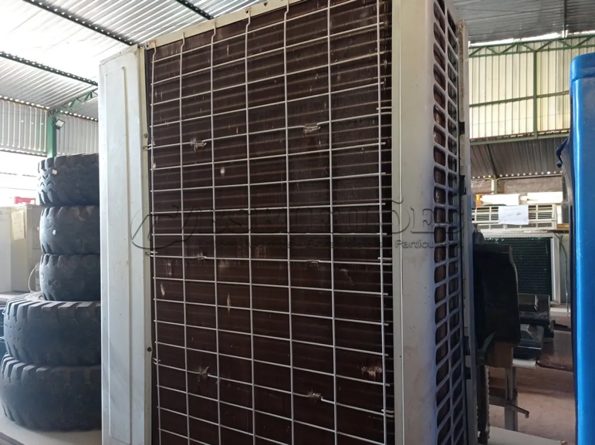 LOTE 198 - 01 SUCATA DE CONDENSADORA E 01 DE EVAPORADORA. (NO ESTADO) ATENÇÃO! FAZER A VISITAÇÃO ANTES DE ARREMATAR, NÃO SABEMOS SE FUNCIONA. LEILÃO NÃO TEM GARANTIA E NEM DEVOLUÇÃO, SUJEITO A POSSÍVEIS AVARIAS VISÍVEIS/OCULTAS E/OU AUSÊNCIA DE COMPONENTES.