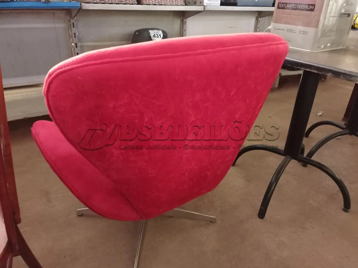 LOTE 420 - 01 POLTRONA BASE GIRATÓRIA ACENTO E ENCOSTO ALMOFADADO NA COR VERMELHA. (NO ESTADO) ATENÇÃO! FAZER A VISITAÇÃO ANTES DE ARREMATAR, NÃO SABEMOS SE FUNCIONA. LEILÃO NÃO TEM GARANTIA E NEM DEVOLUÇÃO, SUJEITO A POSSÍVEIS AVARIAS VISÍVEIS/OCULTAS E/OU AUSÊNCIA DE COMPONENTES.