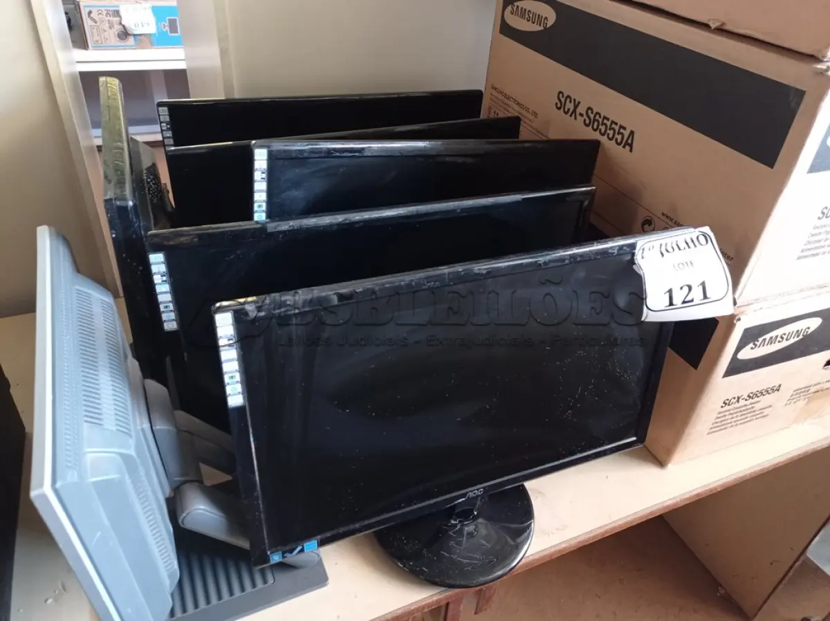 LOTE 121 - 07 MONITORES PARA RETIRADA DE PEÇAS. (NO ESTADO) ATENÇÃO! FAZER A VISITAÇÃO ANTES DE ARREMATAR, NÃO SABEMOS SE FUNCIONA. LEILÃO NÃO TEM GARANTIA E NEM DEVOLUÇÃO, SUJEITO A POSSÍVEIS AVARIAS VISÍVEIS/OCULTAS E/OU AUSÊNCIA DE COMPONENTES.
