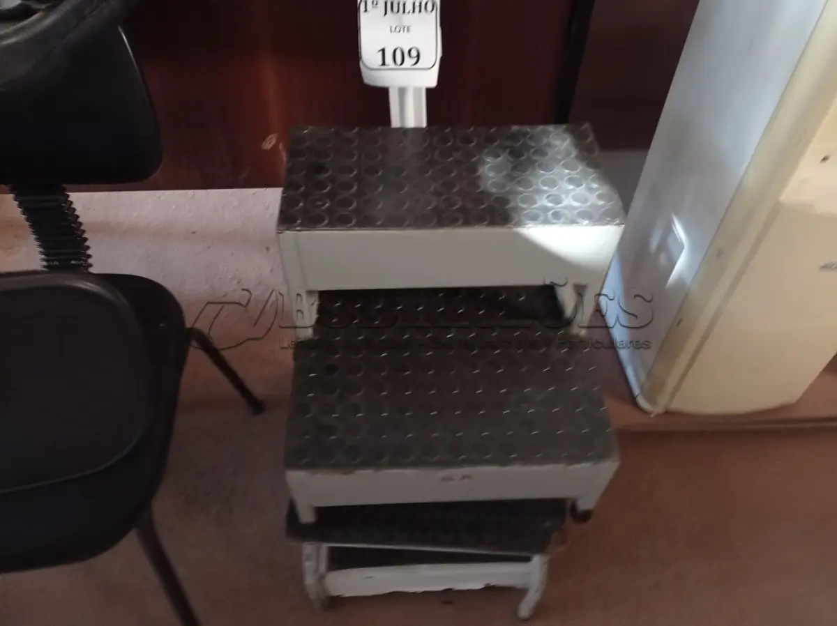 LOTE 109 - 01 BALANÇA MARCA WELMY COM CAPACIDADE MÁXIMA DE 200KG E 02 ESCADAS COM 02 DEGRAUS CADA. (NO ESTADO) ATENÇÃO! FAZER A VISITAÇÃO ANTES DE ARREMATAR, NÃO SABEMOS SE FUNCIONA. LEILÃO NÃO TEM GARANTIA E NEM DEVOLUÇÃO, SUJEITO A POSSÍVEIS AVARIAS VISÍVEIS/OCULTAS E/OU AUSÊNCIA DE COMPONENTES.