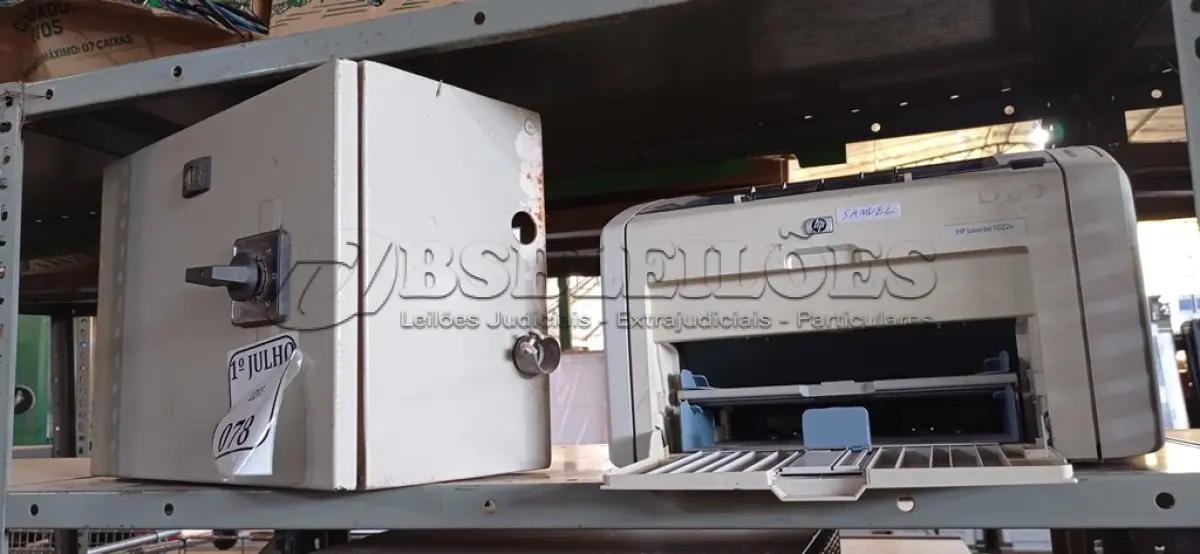 LOTE 078 - 01 IMPRESSORA HP LASER JET 1022N E 01 QUADRO DE ENERGIA. (NO ESTADO) ATENÇÃO! FAZER A VISITAÇÃO ANTES DE ARREMATAR, NÃO SABEMOS SE FUNCIONA. LEILÃO NÃO TEM GARANTIA E NEM DEVOLUÇÃO, SUJEITO A POSSÍVEIS AVARIAS VISÍVEIS/OCULTAS E/OU AUSÊNCIA DE COMPONENTES.
