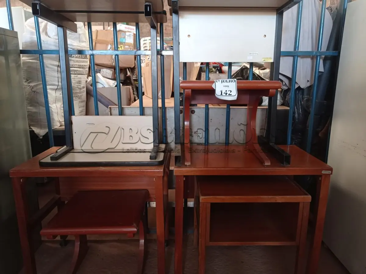 LOTE 142 - 01 LOTE COM MESAS DIVERSAS. (NO ESTADO) ATENÇÃO! FAZER A VISITAÇÃO ANTES DE ARREMATAR, NÃO SABEMOS SE FUNCIONA. LEILÃO NÃO TEM GARANTIA E NEM DEVOLUÇÃO, SUJEITO A POSSÍVEIS AVARIAS VISÍVEIS/OCULTAS E/OU AUSÊNCIA DE COMPONENTES.