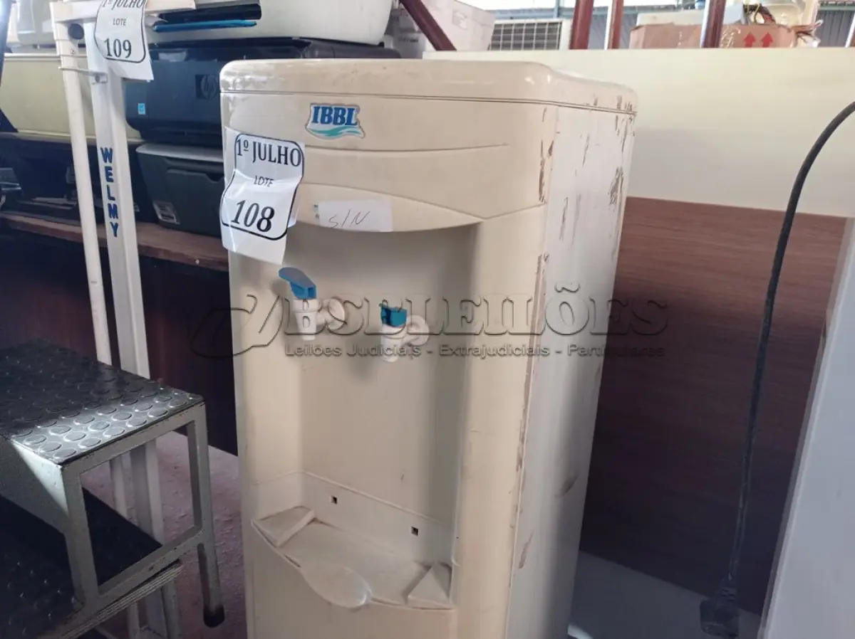 LOTE 108 - 01 BEBEDOURO PARA GARRAFÃO IBBL, APENAS 01 LIGANDO. (NO ESTADO) ATENÇÃO! FAZER A VISITAÇÃO ANTES DE ARREMATAR, NÃO SABEMOS SE FUNCIONA. LEILÃO NÃO TEM GARANTIA E NEM DEVOLUÇÃO, SUJEITO A POSSÍVEIS AVARIAS VISÍVEIS/OCULTAS E/OU AUSÊNCIA DE COMPONENTES.