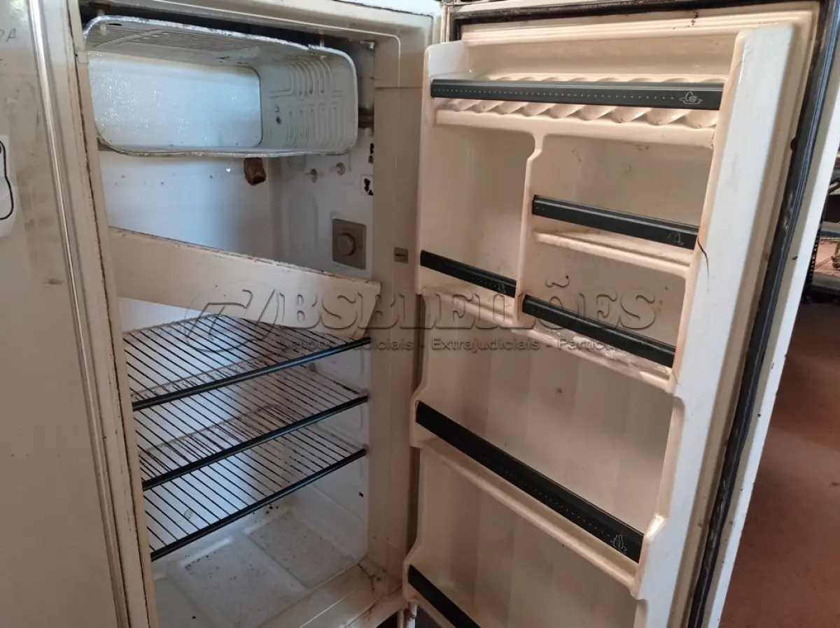LOTE 190 - 02 GELADEIRAS PARA RETIRADA DE PEÇAS. (NO ESTADO) ATENÇÃO! FAZER A VISITAÇÃO ANTES DE ARREMATAR, NÃO SABEMOS SE FUNCIONA. LEILÃO NÃO TEM GARANTIA E NEM DEVOLUÇÃO, SUJEITO A POSSÍVEIS AVARIAS VISÍVEIS/OCULTAS E/OU AUSÊNCIA DE COMPONENTES.