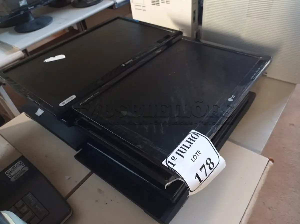 LOTE 178 - 08 MONITORES LCD MARCAS E MODELOS DIVERSOS. (NO ESTADO) ATENÇÃO! FAZER A VISITAÇÃO ANTES DE ARREMATAR, NÃO SABEMOS SE FUNCIONA. LEILÃO NÃO TEM GARANTIA E NEM DEVOLUÇÃO, SUJEITO A POSSÍVEIS AVARIAS VISÍVEIS/OCULTAS E/OU AUSÊNCIA DE COMPONENTES.
