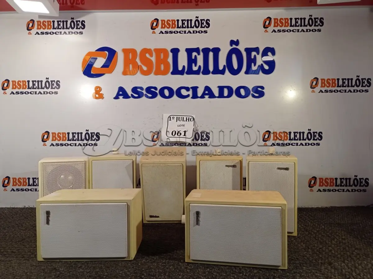 LOTE 061 - 07 CAIXINHAS DE SOM MARCA FRAHM. (NO ESTADO) ATENÇÃO! FAZER A VISITAÇÃO ANTES DE ARREMATAR, NÃO SABEMOS SE FUNCIONA. LEILÃO NÃO TEM GARANTIA E NEM DEVOLUÇÃO, SUJEITO A POSSÍVEIS AVARIAS VISÍVEIS/OCULTAS E/OU AUSÊNCIA DE COMPONENTES.