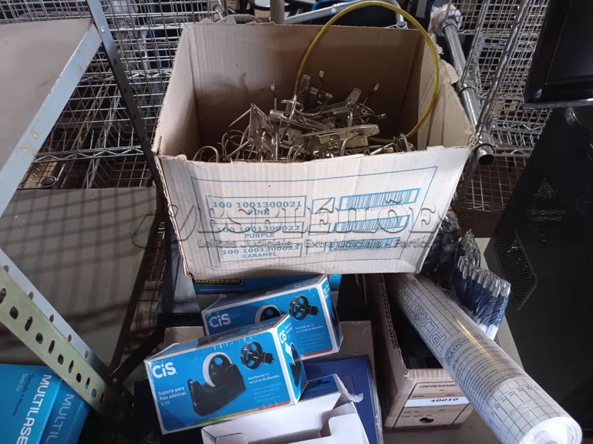 LOTE 054 - 01 LOTE COM DIVERSOS MATERIAIS PARA ESCRITÓRIO. (NO ESTADO) ATENÇÃO! FAZER A VISITAÇÃO ANTES DE ARREMATAR, NÃO SABEMOS SE FUNCIONA. LEILÃO NÃO TEM GARANTIA E NEM DEVOLUÇÃO, SUJEITO A POSSÍVEIS AVARIAS VISÍVEIS/OCULTAS E/OU AUSÊNCIA DE COMPONENTES.