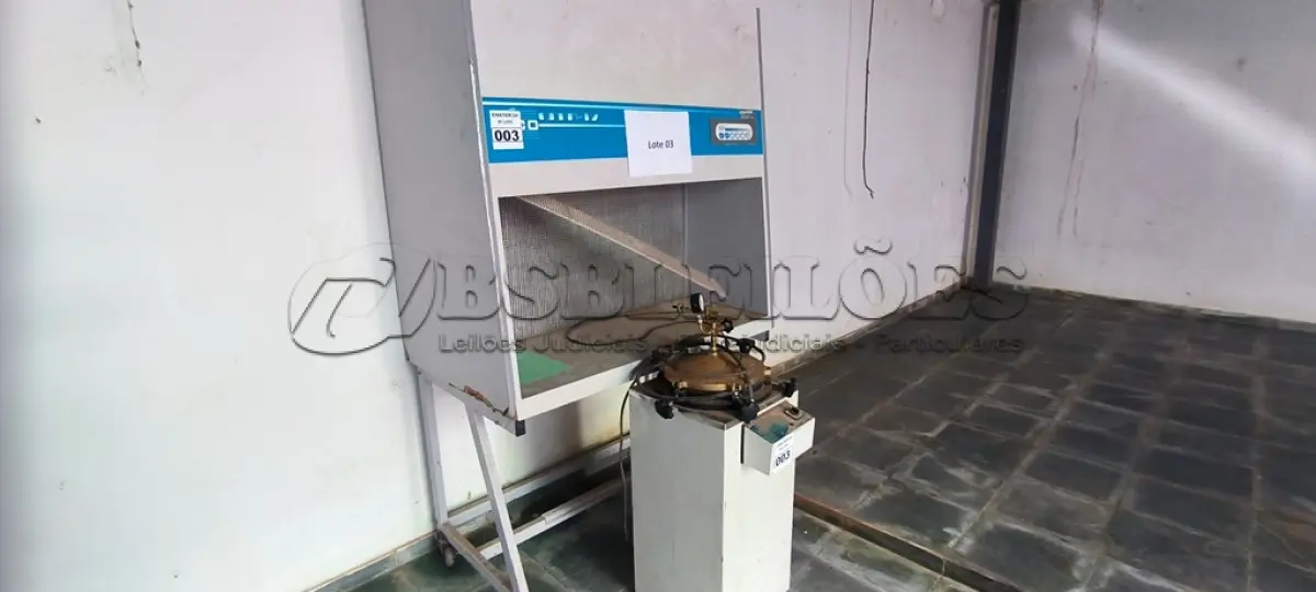 LOTE 003 - UM AUTOCLAVE VERTICAL USO VETERINARIO E 01 BALCAO CAPELA DE FLUXO LAMINAR USO VETERINARIO. (NO ESTADO)