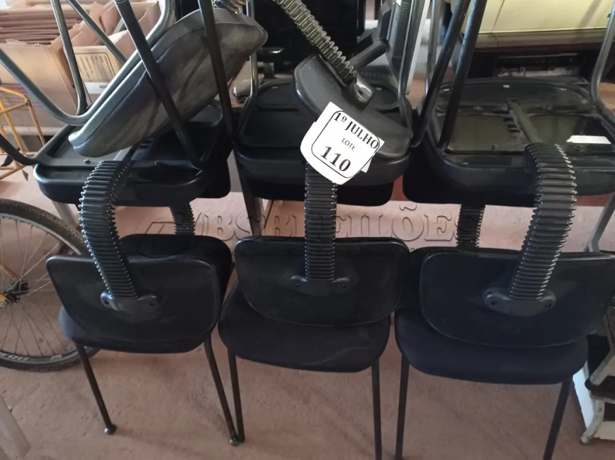 LOTE 110 - 07 CADEIRAS PARA ESCRITÓRIO PÉS FIXOS. (NO ESTADO) ATENÇÃO! FAZER A VISITAÇÃO ANTES DE ARREMATAR, NÃO SABEMOS SE FUNCIONA. LEILÃO NÃO TEM GARANTIA E NEM DEVOLUÇÃO, SUJEITO A POSSÍVEIS AVARIAS VISÍVEIS/OCULTAS E/OU AUSÊNCIA DE COMPONENTES.