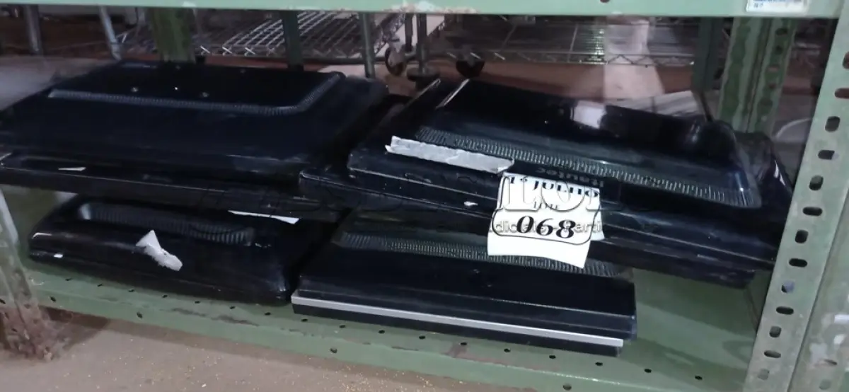 LOTE 068 - 08 MONITORES LCD COM AVARIAS. (NO ESTADO) ATENÇÃO! FAZER A VISITAÇÃO ANTES DE ARREMATAR, NÃO SABEMOS SE FUNCIONA. LEILÃO NÃO TEM GARANTIA E NEM DEVOLUÇÃO, SUJEITO A POSSÍVEIS AVARIAS VISÍVEIS/OCULTAS E/OU AUSÊNCIA DE COMPONENTES.