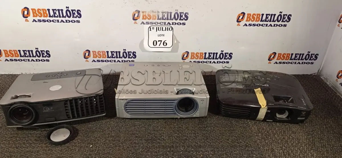 LOTE 076 - 03 PROJETORES COM AVARIAS, SENDO 01 MARCA SONY, 01 EPSON E 01 DELL. (NO ESTADO) ATENÇÃO! FAZER A VISITAÇÃO ANTES DE ARREMATAR, NÃO SABEMOS SE FUNCIONA. LEILÃO NÃO TEM GARANTIA E NEM DEVOLUÇÃO, SUJEITO A POSSÍVEIS AVARIAS VISÍVEIS/OCULTAS E/OU AUSÊNCIA DE COMPONENTES.